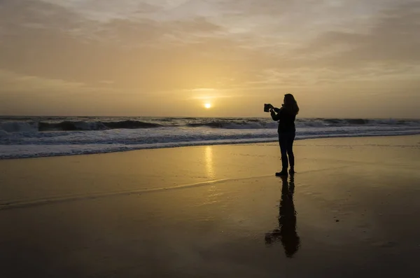 Retroiluminación Mujer Soltera Caminando Tomando Fotos Con Móvil — Foto de Stock