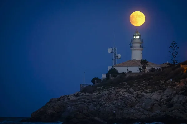 海岸の灯台上の月食 — ストック写真