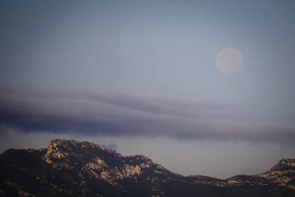 Blick Auf Den Monduntergang Hinter Den Bergen — Stockfoto