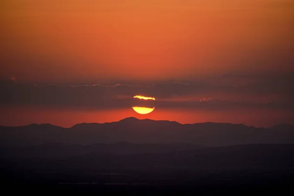 Die Rötliche Sonne Hinter Den Bergen — Stockfoto