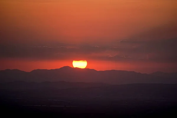 Die Rötliche Sonne Hinter Den Bergen — Stockfoto