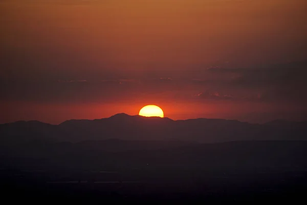 Die Rötliche Sonne Hinter Den Bergen — Stockfoto
