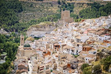 Albacete 'deki Alcal del Jucar kasabasının panoramik görüntüsü