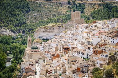 Albacete 'deki Alcal del Jucar kasabasının panoramik görüntüsü