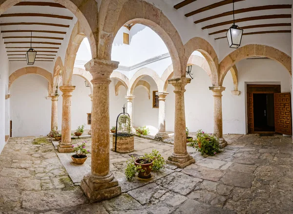 Panoramisch Uitzicht Castiliaanse Patio Met Put Het Centrum — Stockfoto