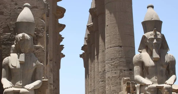 RAMESES II ESTATUTO NO TEMPLO DE LUXOR — Fotografia de Stock