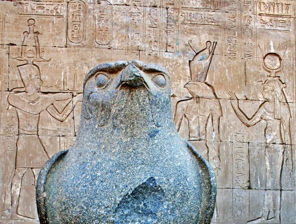 Antiga Estátua Egípcia Deus Falcão Hórus Templo Edfu Egipto — Fotografia de Stock