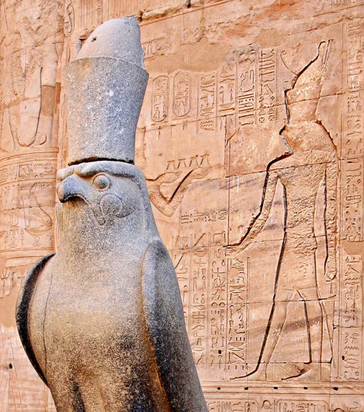 Antiga Estátua Egípcia Deus Falcão Hórus Templo Edfu Egipto — Fotografia de Stock