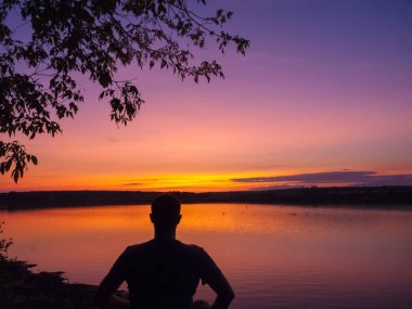 Gölün kıyısında adam silüeti