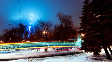 Ostankino Kulesi ve geçen tramvay gelen ışık. gece cityscape