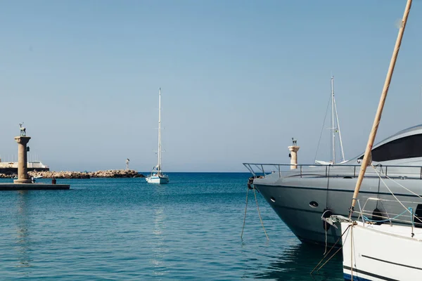 Ρόδος Μεσογειακή Ακτή Ελλάδα Θάλασσα Σκάφος — Φωτογραφία Αρχείου