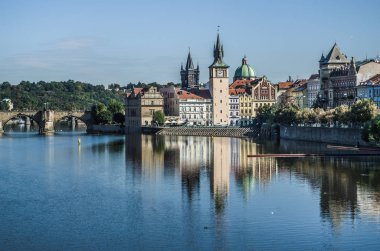 Charles Köprüsü ve kilitleri doğal yaz görünümü. Vltava. Prag. Çek Cumhuriyeti