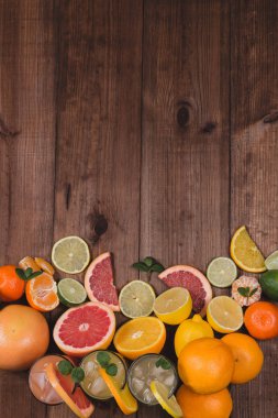 kahverengi bir masada meyve suları