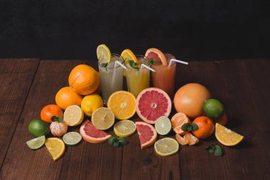 kahverengi bir masada meyve suları