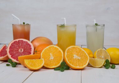 Beyaz bir tablo üzerinde meyve suları