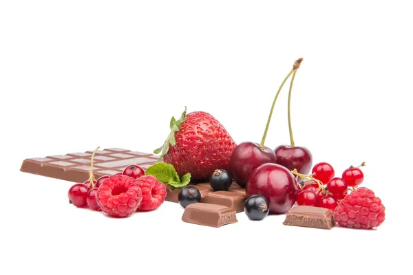Фотографии молочные шоколадные ягоды на белом фоне — стоковое фото