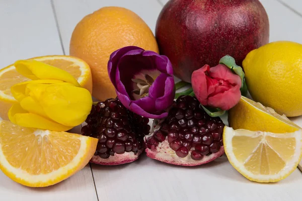 Obst und Blumen auf einem weißen Tisch — Stockfoto
