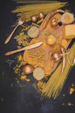 malzemeler hamur yemek pişirmek için kümesi