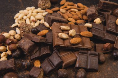 karanlık bir arka plan üzerinde çikolata şekerleme kümesi