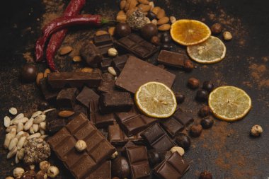 karanlık bir arka plan üzerinde çikolata şekerleme kümesi