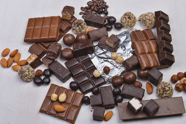 Gebäck mit Schokolade auf weißem Tisch — Stockfoto