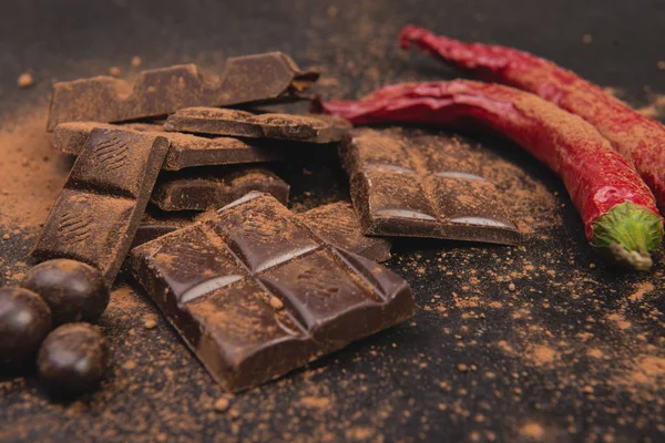 Conjunto de confitería de chocolate sobre un fondo oscuro — Foto de Stock