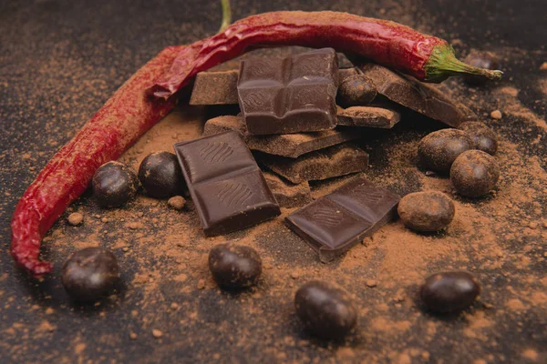 Conjunto de confitería de chocolate sobre un fondo oscuro — Foto de Stock