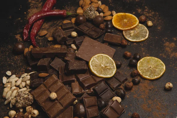 Schokoladenkonfekt auf dunklem Hintergrund — Stockfoto