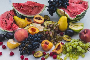 lezzetli ve sulu meyve beyaz bir tablo