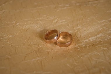 evli insanlar için güzel altın alyans