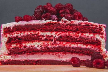 Ahududu üzerinde gri bir arka plan ile dekore edilmiş bir lezzetli pasta.