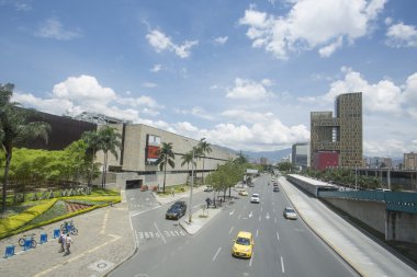 Medellin, Antioquia / Kolombiya - 28 Eylül 2016. Avenue Ferrocarril, kentin önemli avenue.