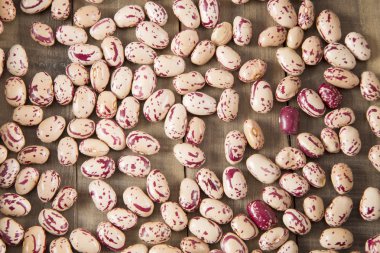 Pinto fasulye ahşap masa dağınık