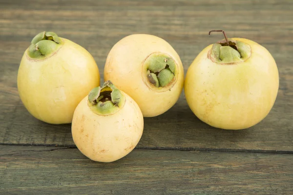 Syzygium Jambos rosa manzana sobre fondo de madera — Foto de Stock