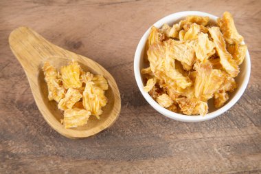 Ahşap arka plan üzerinde kurutulmuş ananas