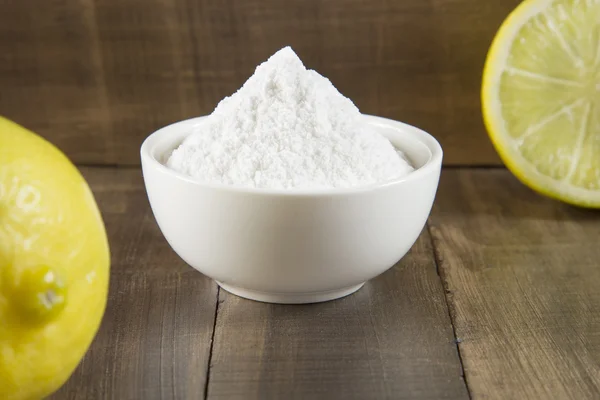 Bicarbonato de sodio y limón sobre mesa de madera — Foto de Stock