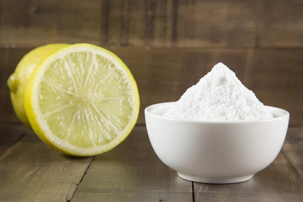 Bicarbonato di sodio e limone sul tavolo di legno — Foto Stock