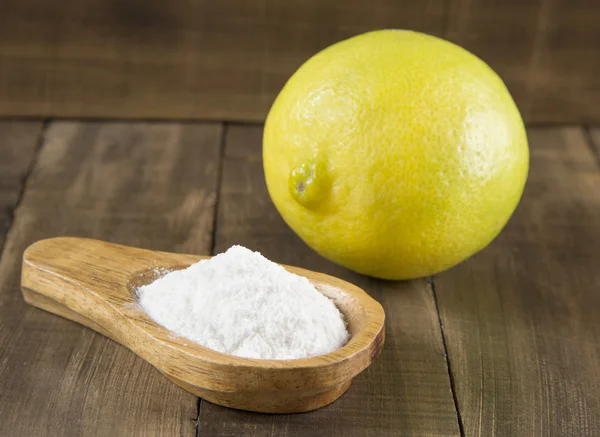 Bicarbonato de sodio y limón sobre mesa de madera — Foto de Stock