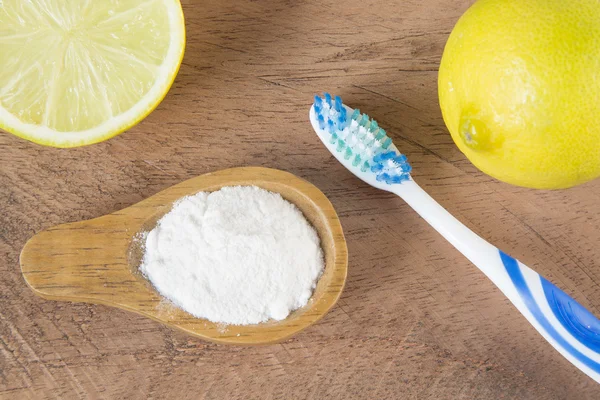 Vista superior de bicarbonato de sodio con cepillo de dientes y limón — Foto de Stock