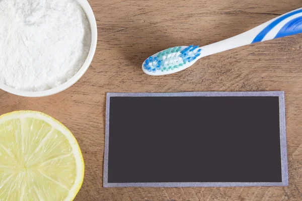 Cepillo de dientes, bicarbonato de sodio y limón — Foto de Stock