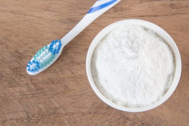 Kabartma tozu ve diş fırçası