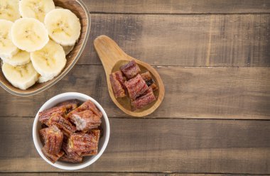 Taze muz ve kuru meyve parçaları