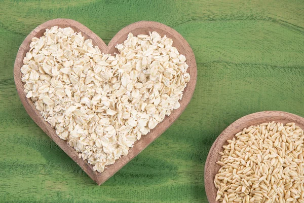 Avena y corazón sobre fondo de madera —  Fotos de Stock