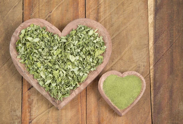 Moringa bladeren en stof op de houten achtergrond — Stockfoto