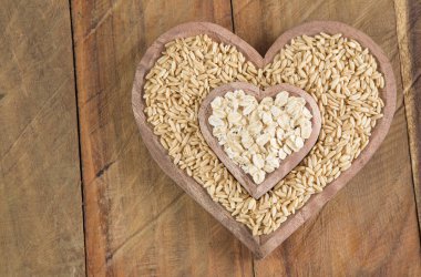 Ahşap kase tohum ve yulaf gevreği kalp şeklinde