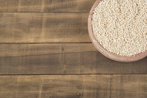 Quinoa-Samen in Holzschale — Stockfoto