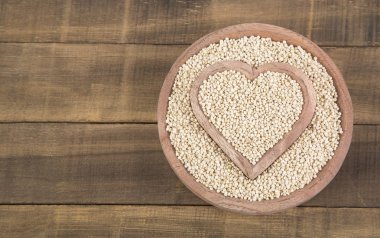 Quinoa tohumları ahşap kase