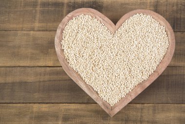 Quinoa tohumları ahşap kase