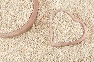 Quinoa tohumları ahşap kase