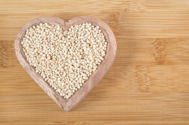 Quinoa tohumları ahşap kase